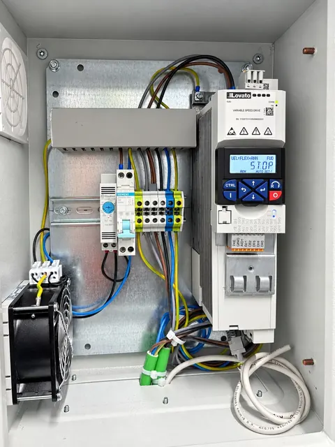 Un quadro di automazione aperto, con l'inverter Lovato e le morsettiere in ordine